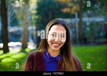 Happy young woman in park Banque D'Images