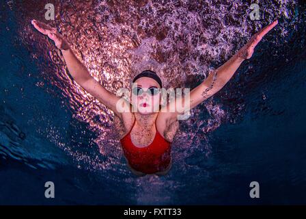 Young woman swimming underwater Banque D'Images