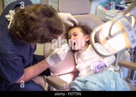 Dentiste dentiste en fille donner président Examen dentaire Banque D'Images