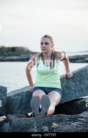 Femme push up inverse sur la roche à l'écart Banque D'Images