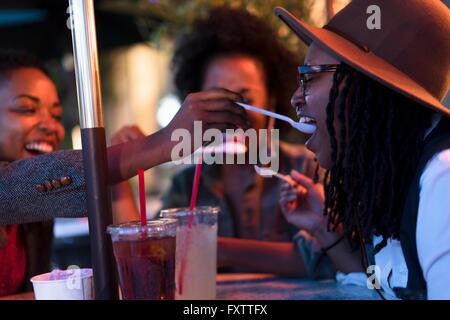 Groupe d'amies, d'avoir des boissons au café en plein air, Banque D'Images