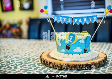 Gâteau d'anniversaire pour première fête sur table de cuisine Banque D'Images