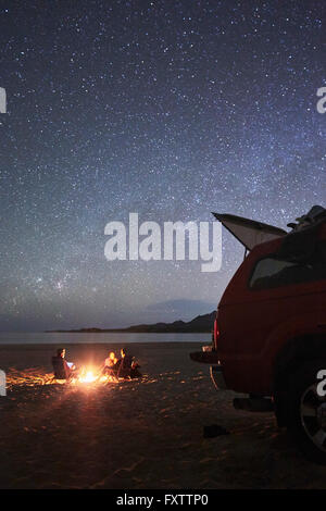 Amis camping à plage de Cabo Pulmo, Californie Banque D'Images