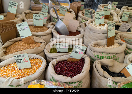 Variété de légumineuses en vente sur l'Noordermarket à Amsterdam Banque D'Images