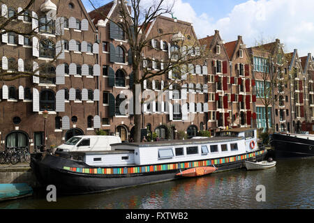 Péniche colorée dans un canal à Amsterdam, Hollande Banque D'Images