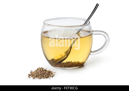Anis thé dans un verre et graines sur fond blanc Banque D'Images