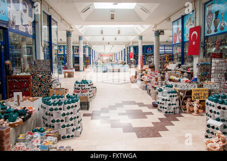 Kutahya, Turquie - 10 Avril 2016 : Le céramiste Bazar intérieur dans la ville de Kutahya Banque D'Images