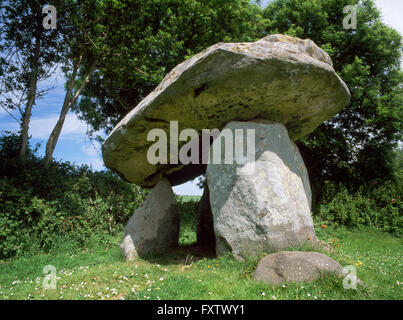 NNE à à la chambre funéraire de montants et sous le couronnement de Carreg Coetan Arthur chambré néolithique tombe. Pembrokeshire, pays de l'ouest du pays de Galles, Royaume-Uni Banque D'Images