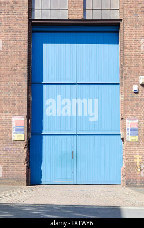 Portes de garage en bois très grand à l'entrée d'un ancien dépôt d'autobus à Birmingham Banque D'Images