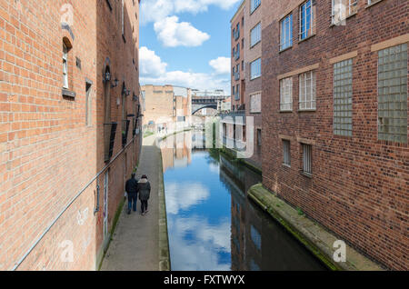 Le Birmingham et Fazeley Canal à travers les bâtiments vus de Ludgate Hill au centre de Birmingham Banque D'Images