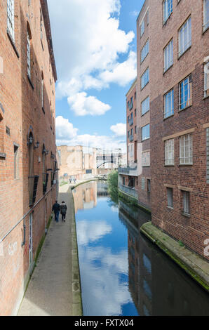 Le Birmingham et Fazeley Canal à travers les bâtiments vus de Ludgate Hill au centre de Birmingham Banque D'Images