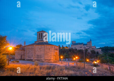 La Vera Cruz l'église et de l'Alcazar à la tombée de la nuit. Segovia, Castilla Leon, Espagne. Banque D'Images