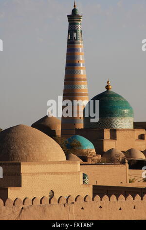 Le Minaret Islam Khodja se tient sur Ichan Kala, ou la vieille ville de Khiva, Ouzbékistan. Banque D'Images