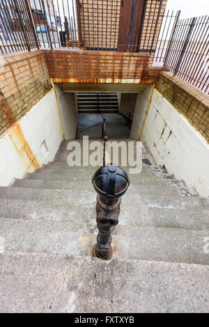 Escalier menant au passage souterrain en béton sur le front de mer de Blackpool, Lancashire Banque D'Images