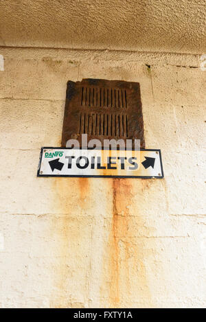 La rouille vieux signe des toilettes et la ventilation grill sur le front de mer de Blackpool, lancashire mur Banque D'Images