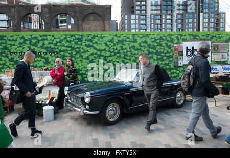 Une vieille voiture noire vintage au Classic Car Boot Sale à Cubitt Square, Kings Cross Londres Banque D'Images