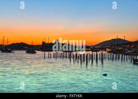 Vue sur le port de Bodrum et le château de Saint Pierre, après le coucher du soleil. Riviera turque. Banque D'Images