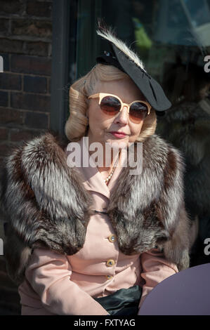 Fabuleusement habillé habillé en femme vintage 40's 50's outfit au Classic Car Boot Sale dans Kings Cross Londres Banque D'Images