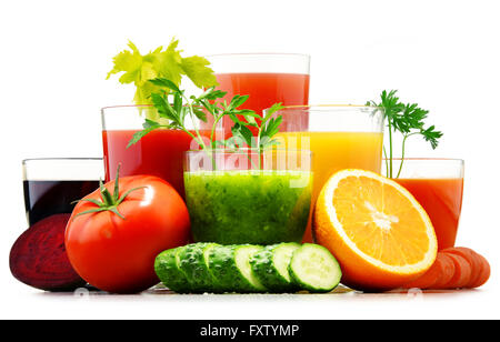 Lunettes avec des légumes biologiques frais et jus de fruits isolé sur blanc. Régime alimentaire de désintoxication Banque D'Images