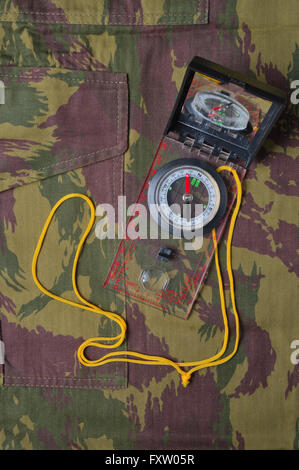 Pantalon camouflage militaire, la carte et boussole. Thème tactique et outdoor survie Banque D'Images
