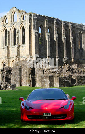 Rouge Ferrari 458 ITALIA VOITURE RIEVAULX ABBEY NORTH YORKSHIRE ANGLETERRE 30 Août 2014 Banque D'Images