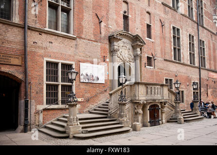 Hôtel de ville de Gdansk, Ratusz Miasta portes avec escalier décoratif, l'entrée à l'extérieur des bâtiments historiques, lieux de voyage. Banque D'Images