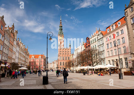 Lanterne décorative à Gdansk, ville principale Hall Building au-delà, nom polonais Ratusz Miasta, l'architecture historique de la vue extérieure. Banque D'Images