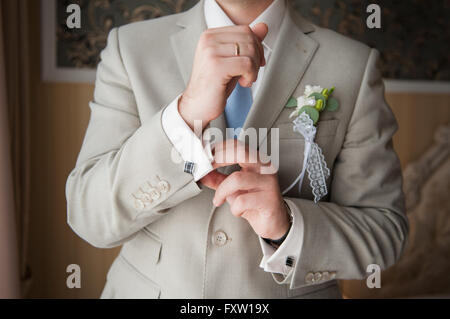 Close-up de l'élégance des mains de l'homme à anneau, cravate et cufflink Banque D'Images