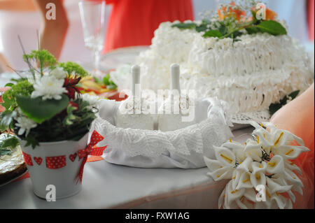 Décor de mariage sur la table avec des fleurs et des cloches Banque D'Images