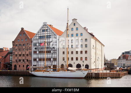 Greniers sur l'Île Olowianka, le Musée National Maritime de Gdansk et le ketch traditionnel général Zaruski au fleuve Motlawa Banque D'Images