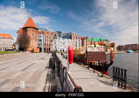 Baszta Labedz et Hilton Hotel à Gdansk Port sur la rivière Motlawa, vue de la promenade à Rybackie Pobrzeze Street billet place Banque D'Images