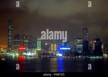 SCYSRAPERS LA NUIT VICTORIA HARBOUR KOWLOON HONG KONG, CHINE 04 Mai 2015 Banque D'Images