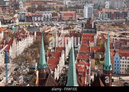 Kosciol Mariacki tourelles vue supérieure à Gdansk, Pologne, Europe, paysage urbain voir à la rivière Motlawa, destination de voyage. Banque D'Images