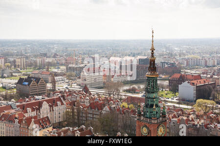 Tour de l'Hôtel de ville de Gdansk, le Polonais Ratusz Miasta et la ville vue d'en haut de la tour de Kosciol Mariacki en Pologne, l'Europe. Banque D'Images