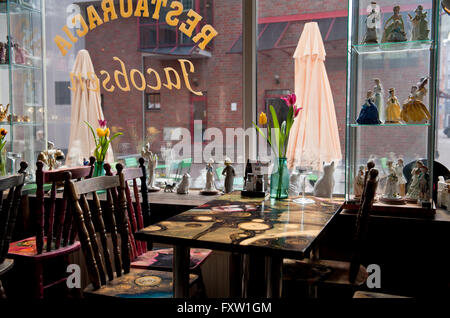 Jacobsen Restaurant à Gdansk, Pologne, Europe, de l'intérieur avec beaucoup de figurines décoratives on windowsill, comme l'élégance mesdames Banque D'Images