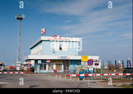 Szkuner dans immeuble Wladyslawowo, Pologne, l'Europe. Une goélette boutique de pêche, le port et les chantiers navals, l'industrie du poisson à l'extérieur d'entrée Banque D'Images