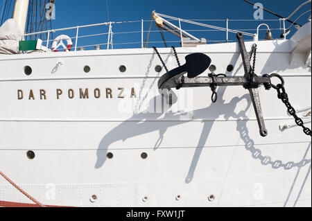 L'ancre sur le Dar Pomorza côté navire à Gdynia, Pologne, Europe, la mer Baltique, le légendaire frégate blanc voiliers polonais Banque D'Images