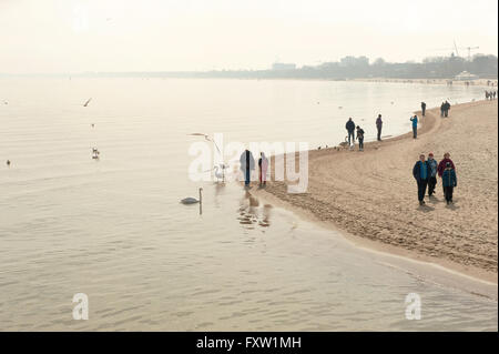 Vue de la plage de Sopot brumeuse de pier, jetée en bois célèbre balade en Pologne, l'Europe, au début du printemps, le froid d'avril, les voyages Banque D'Images