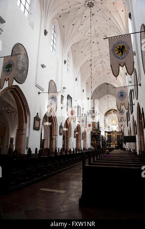 Gdansk Oliwa intérieur consigner vos bagages avec des bannières sur les murs, nef principale dans la Basilique de la Sainte Trinité, la Pologne, l'Europe, voyage Banque D'Images