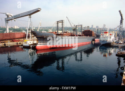 Grand bateau en cours de réparation ; chantier de port de la ville de Rijeka, Croatie Banque D'Images