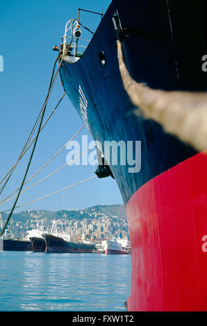 Soudeur sur ship bow en cours de réparation et de fabrication, chantier naval, Gênes, Italie Banque D'Images
