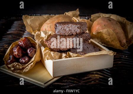 Gluten free style sain Paléo brownies faites avec la patate douce, les dates et la farine d'amande Banque D'Images