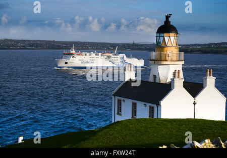 Hamnavoe MV naviguant de Scrabster passé Holborn Head Lighthouse et Thurso sur son chemin à Stromness, Orkney Isles. Banque D'Images