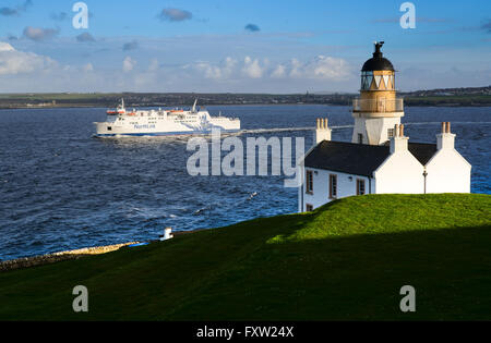 Hamnavoe MV naviguant de Scrabster passé Holborn Head Lighthouse et Thurso sur son chemin à Stromness, Orkney Isles. Banque D'Images