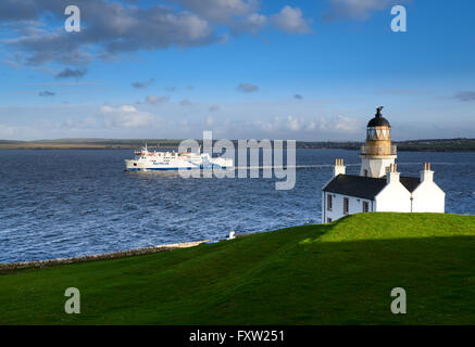 Hamnavoe MV naviguant de Scrabster passé Holborn Head Lighthouse et Thurso sur son chemin à Stromness, Orkney Isles. Banque D'Images