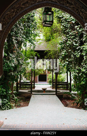 Le jardin luxuriant et la cour intérieure de l'un, Dar Si Said Museum et ancien Riad à Marrakech, Maroc Banque D'Images