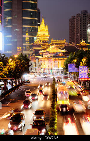 Temple de Jing'an est un temple bouddhiste sur le West Nanjing Road à Shanghai, Chine. Le quartier de Jing'an, où il est situé, est nommé Banque D'Images