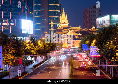 Temple de Jing'an est un temple bouddhiste sur le West Nanjing Road à Shanghai, Chine. Le quartier de Jing'an, où il est situé, est nommé Banque D'Images