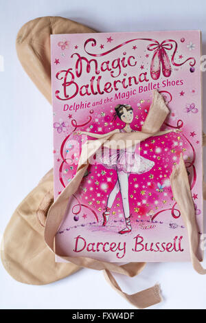Paire de chaussures de ballet avec Magic Ballerina Delphie et la magie chaussures ballerine livre de Darcey Bussell Banque D'Images