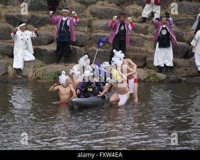 - Onbashira Kamisha Kawagoshi Suwa Taisha, les hommes escort un dignitaire de l'autre côté de la rivière. Festival Shinto de reconduction à Nagano. Banque D'Images